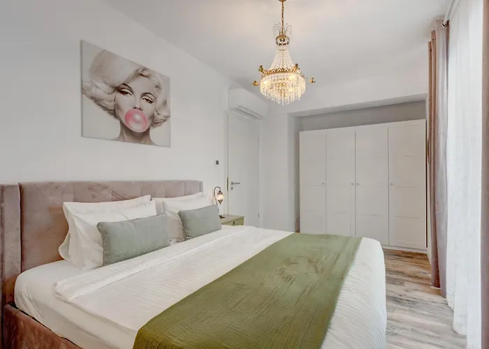 Downtown Vintage Chic Apartment